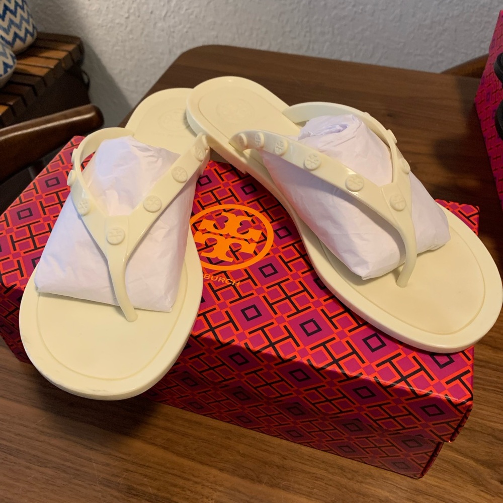 Tory Burch Manon thong sandals Color Ivory size 9.5 Like new in the box